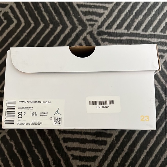 Women’s Air Jordan 1 Mid SE “Particle Beige” Size 8.5 - Picture 3 of 10